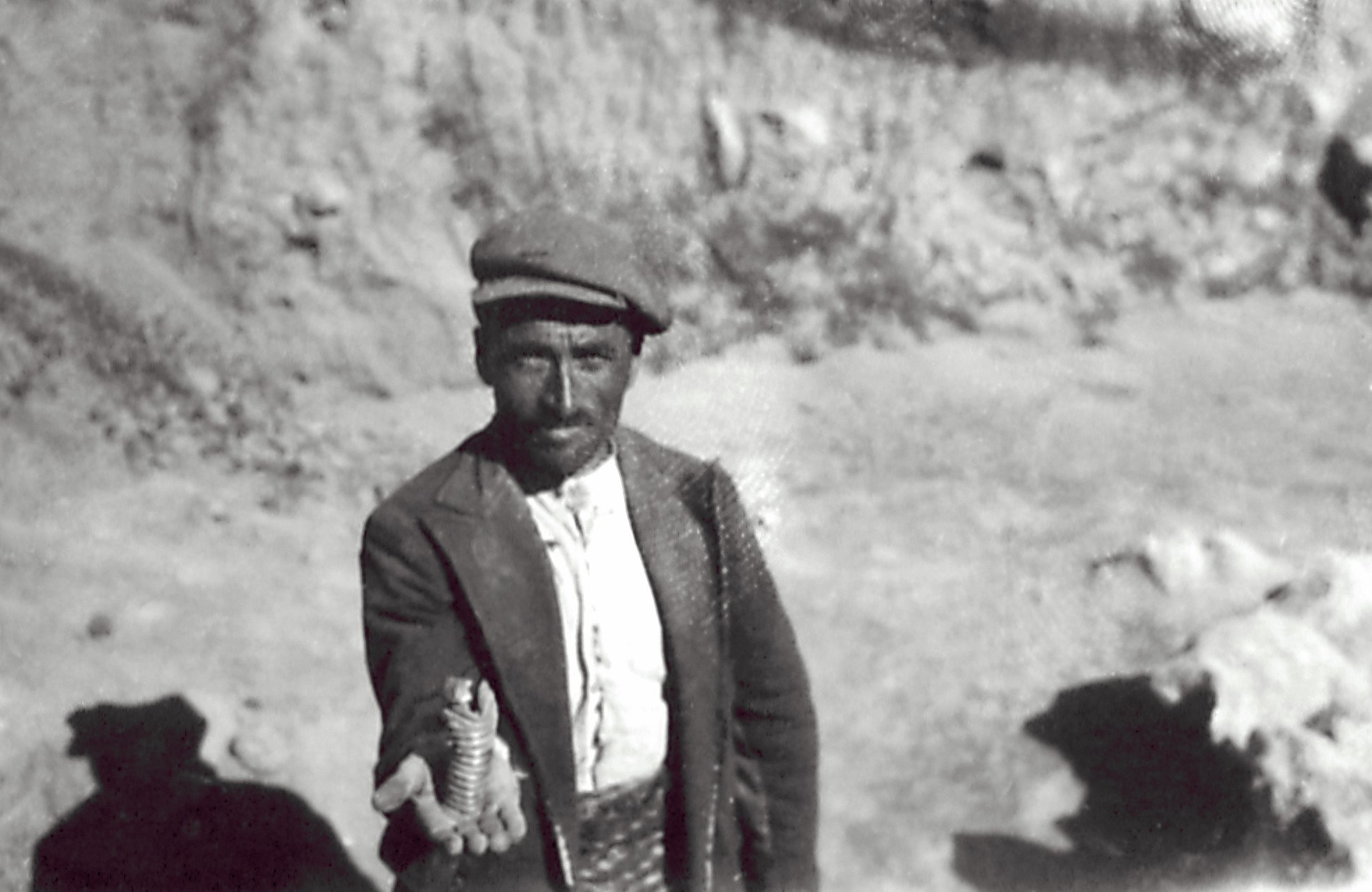 Golden in the hands of a worker, Alacahöyük, 1935